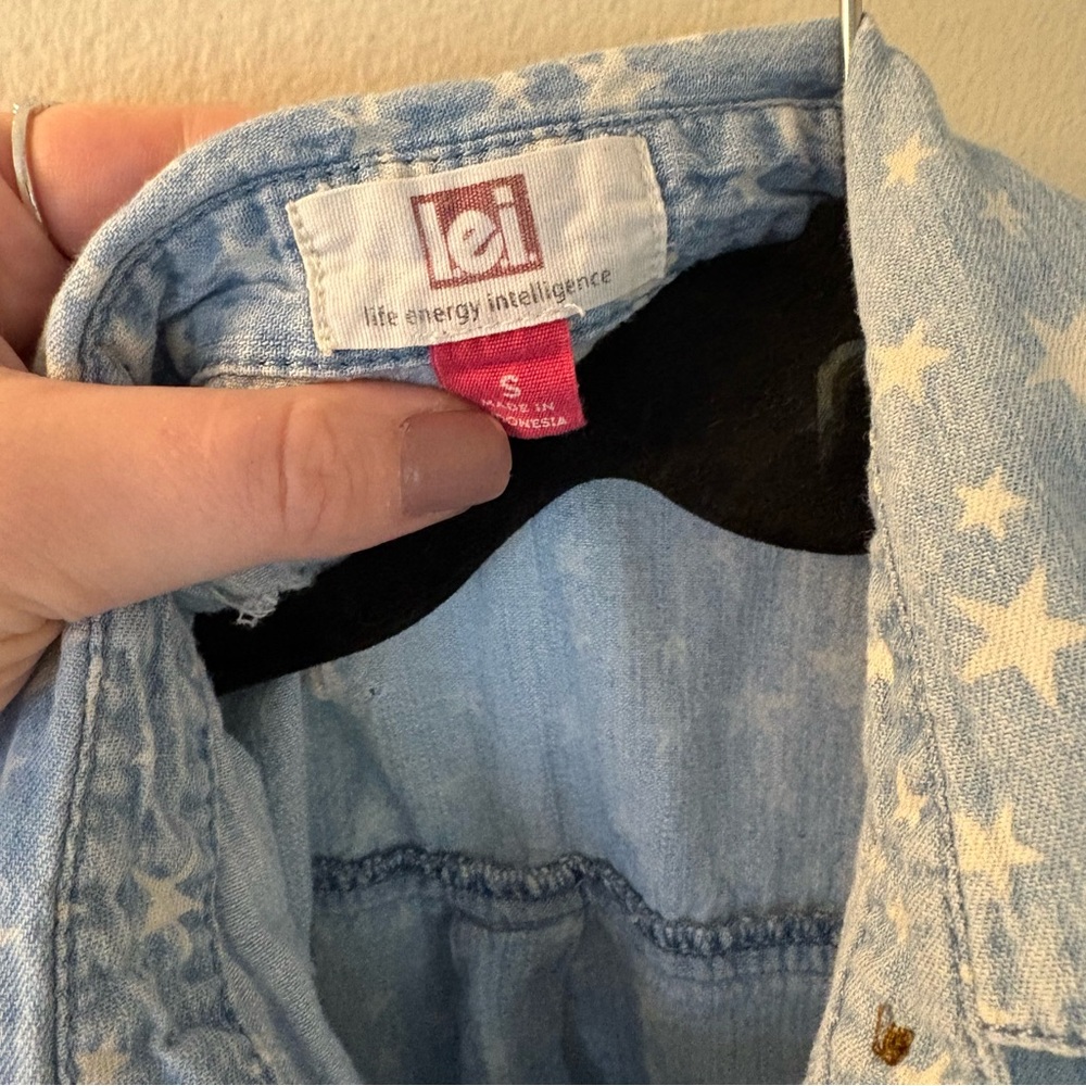 lei | Distressed Sleeveless Button Down with Stars | Size Small - Picture 7 of 7